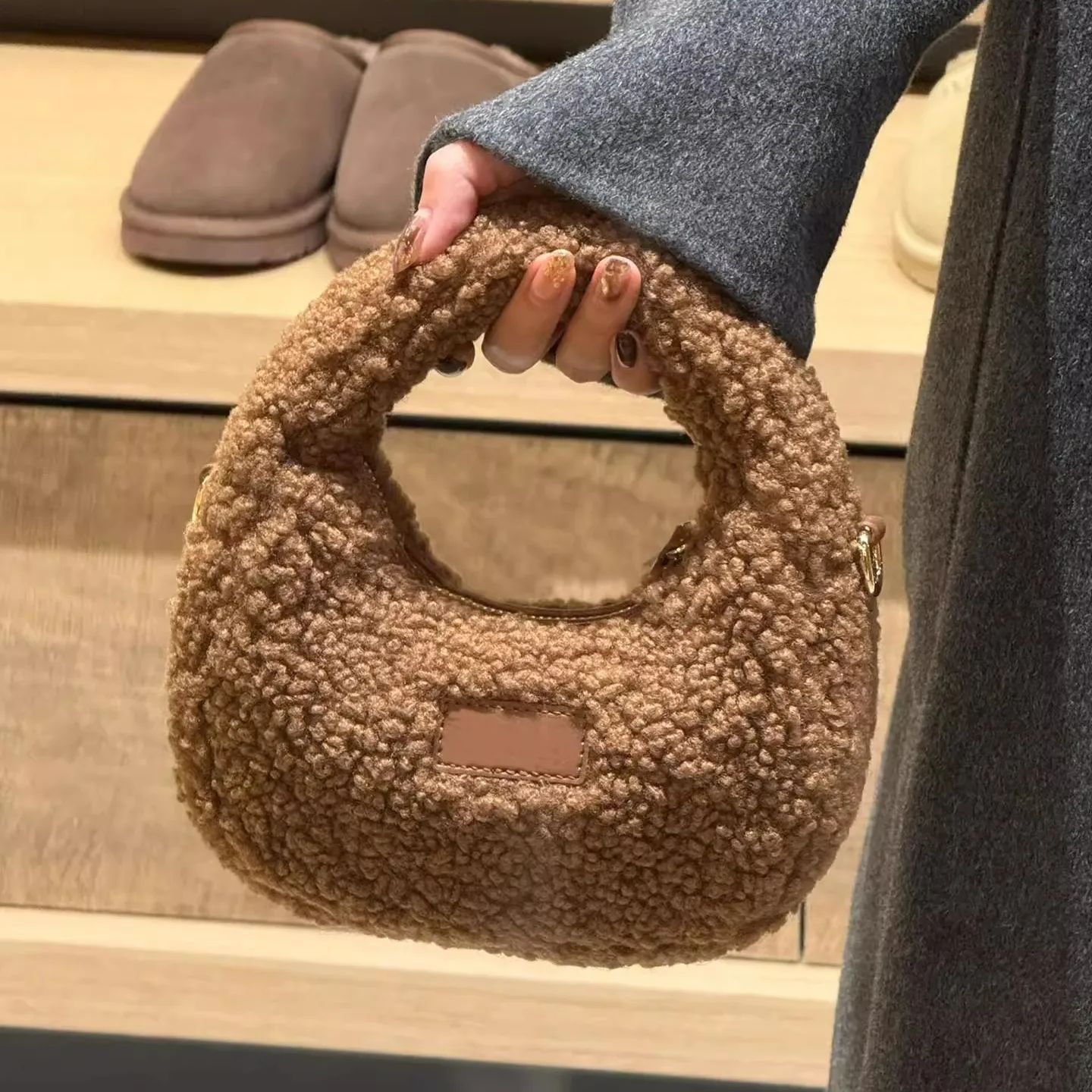 Tas Selempang Bulu Domba Desai - Half Moon Bag Suede ulasan dan harga