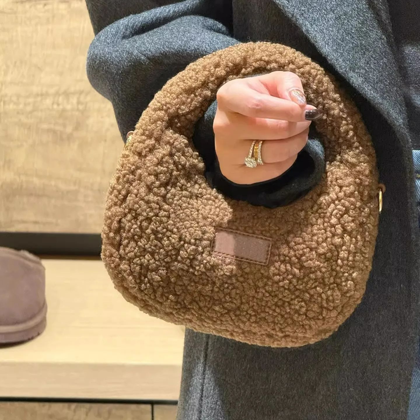 Tas Selempang Bulu Domba Desai - Half Moon Bag Suede ulasan dan harga