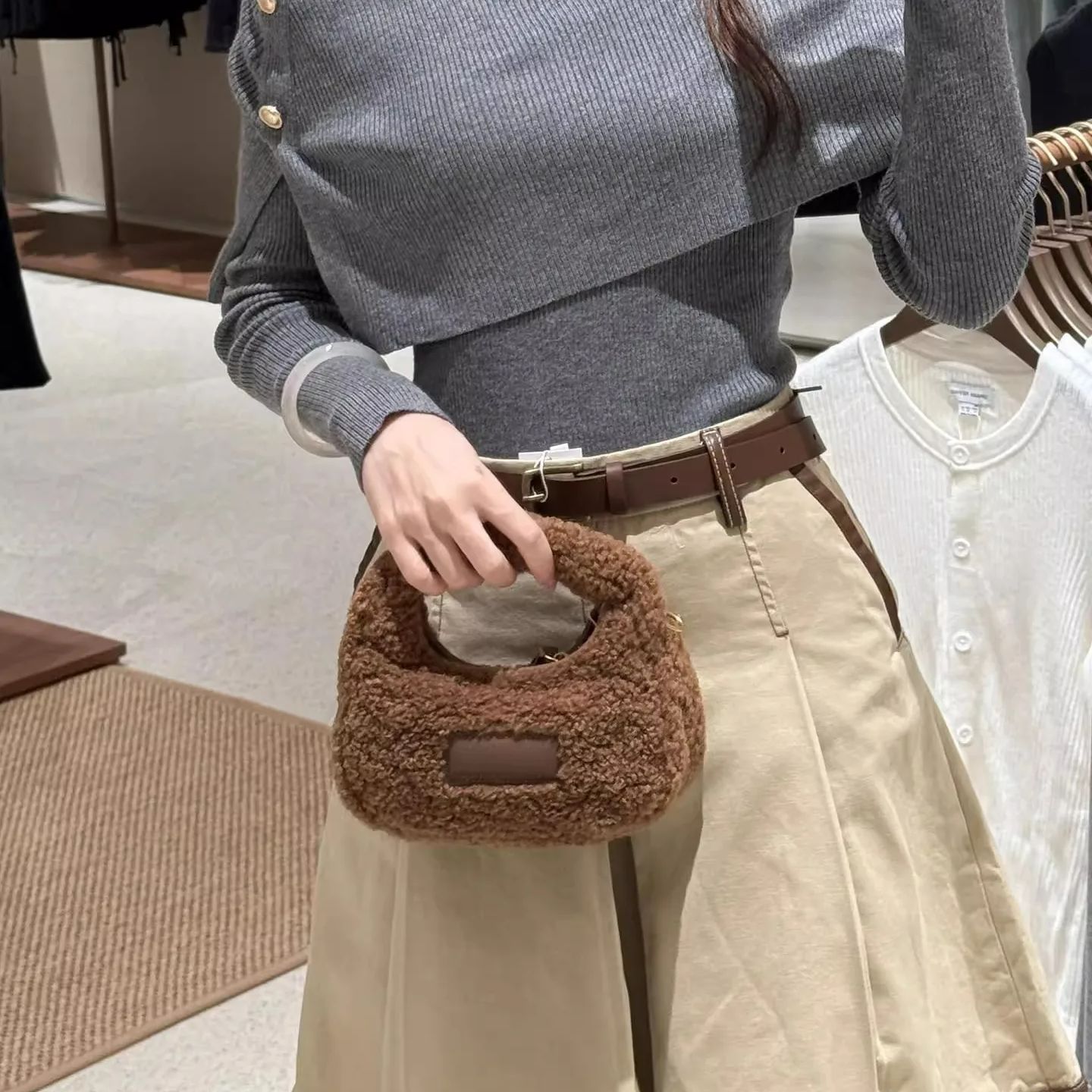 Tas Selempang Bulu Domba Desai - Half Moon Bag Suede ulasan dan harga