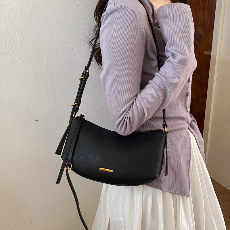 MOODS Tas Selempang Setengah B - Half Moon Bag Suede ulasan dan harga