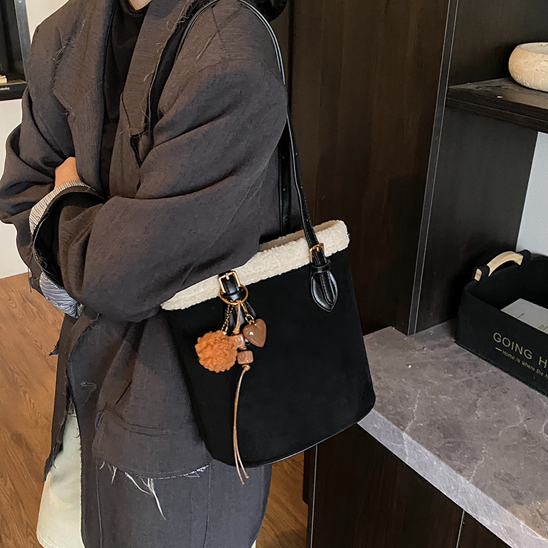 Tas Selempang Kasual Bertekstu - Bucket Bag Suede ulasan dan harga
