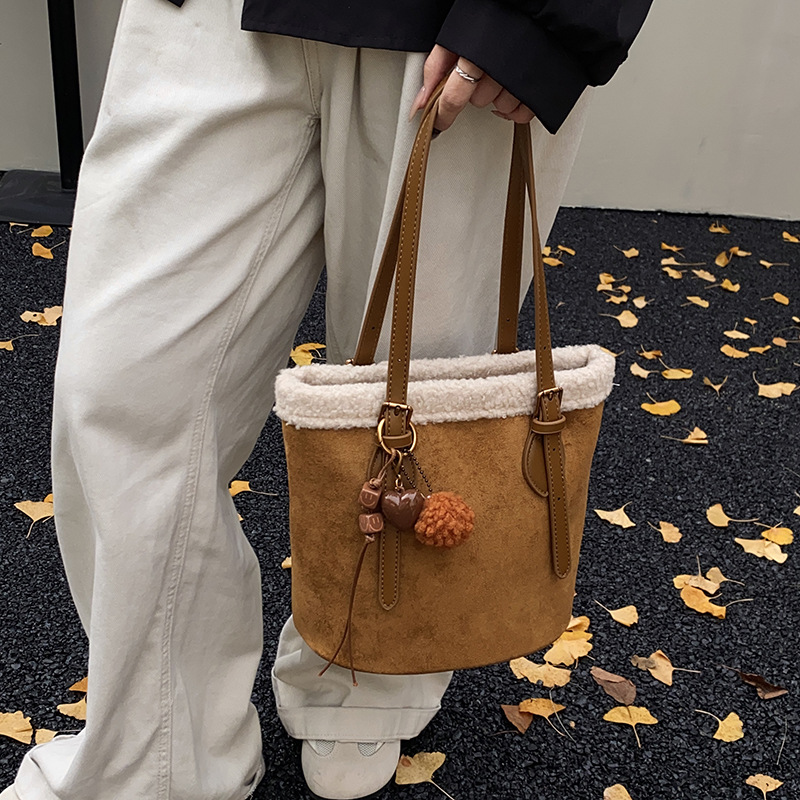 Tas Selempang Kasual Bertekstu - Bucket Bag Suede ulasan dan harga
