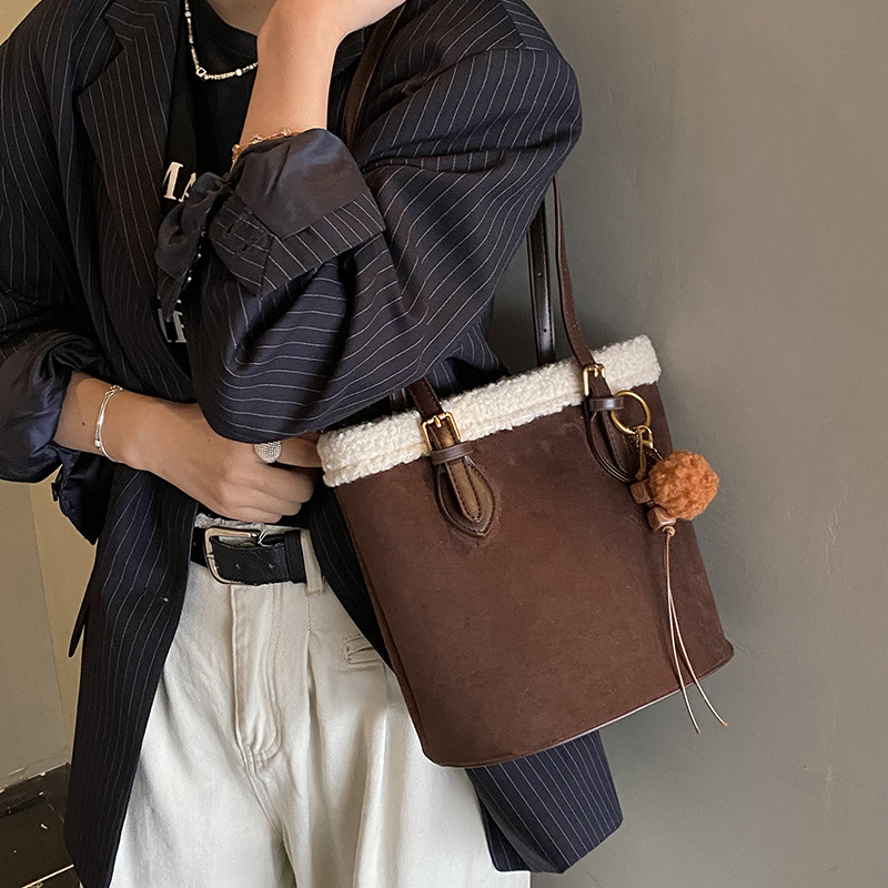 Tas Selempang Kasual Bertekstu - Bucket Bag Suede ulasan dan harga